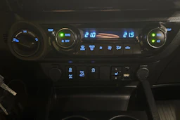 valkoinen Toyota Hilux 2023 kuva 21.