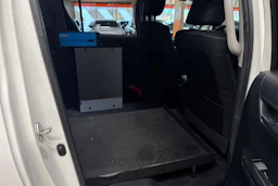 valkoinen Toyota Hilux 2023 kuva 26.