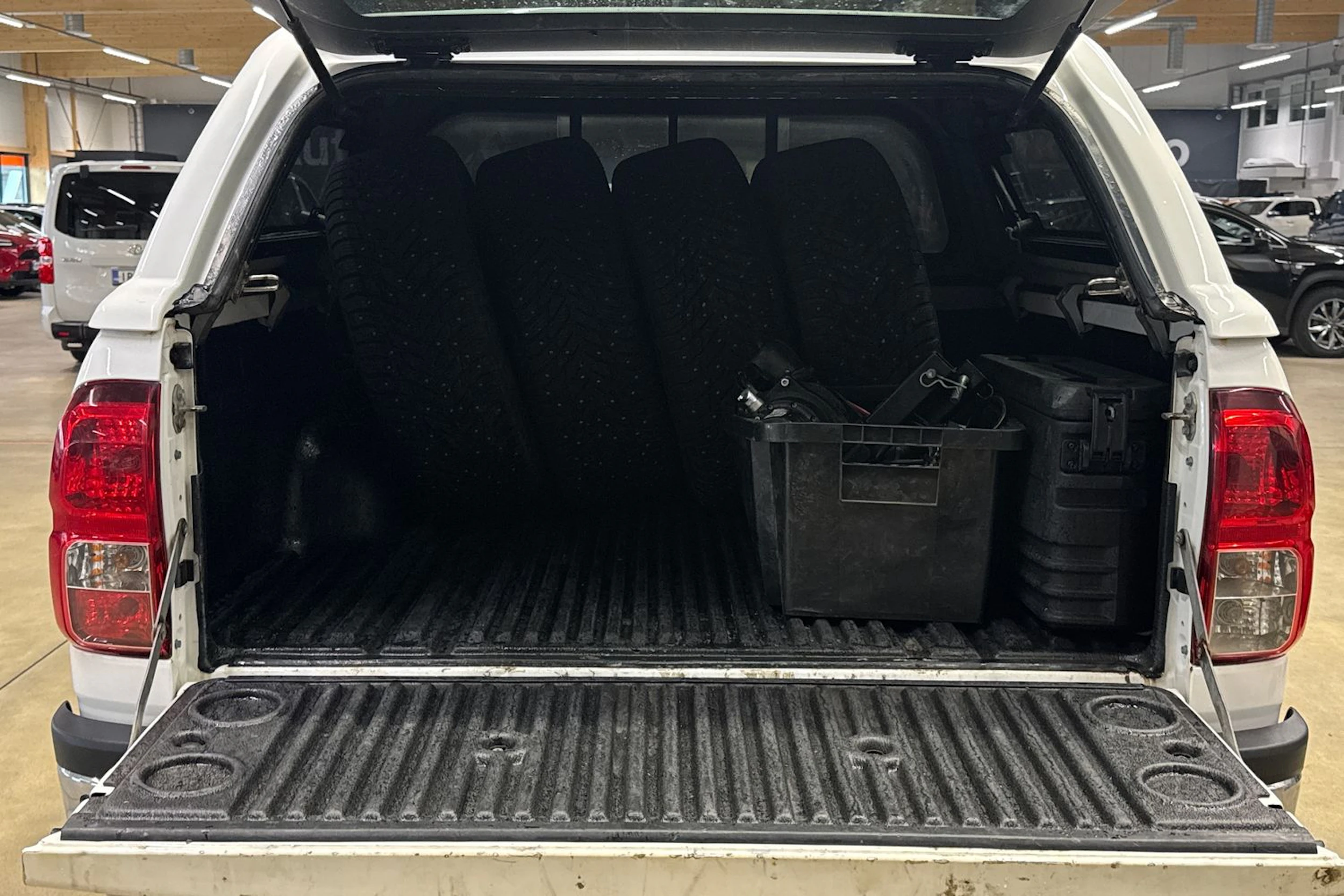 valkoinen Toyota Hilux 2023 kuva 27.