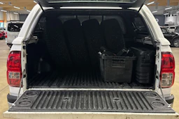 valkoinen Toyota Hilux 2023 kuva 27.