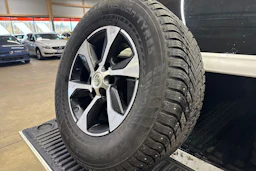 valkoinen Toyota Hilux 2023 kuva 30.