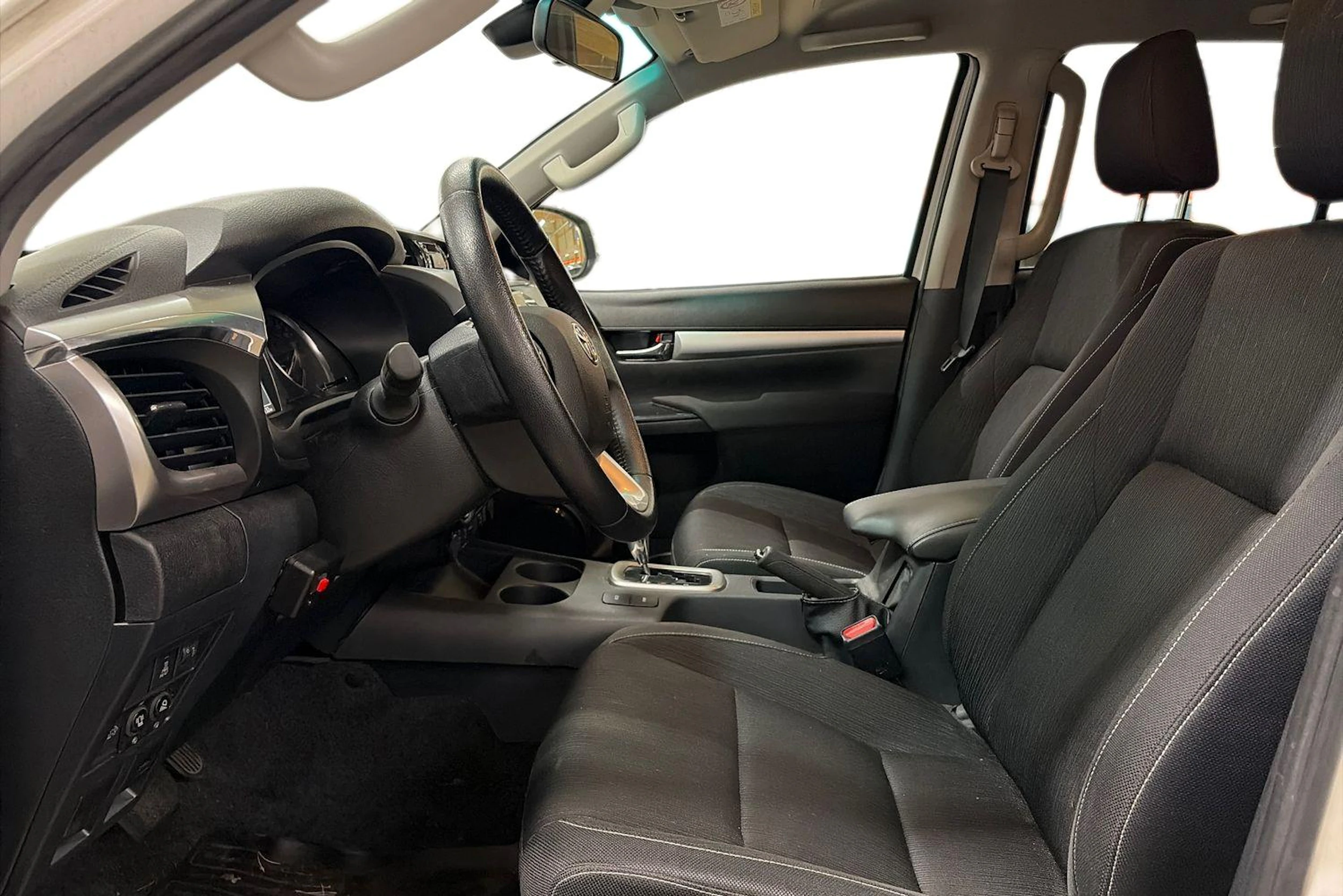 valkoinen Toyota Hilux 2023 kuva 3.