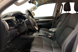 valkoinen Toyota Hilux 2023 kuva 3.