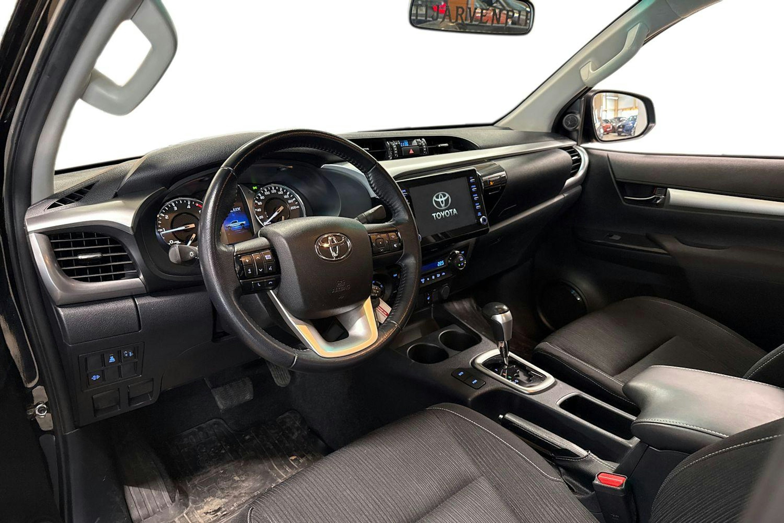 musta Toyota Hilux 2023 kuva 3.