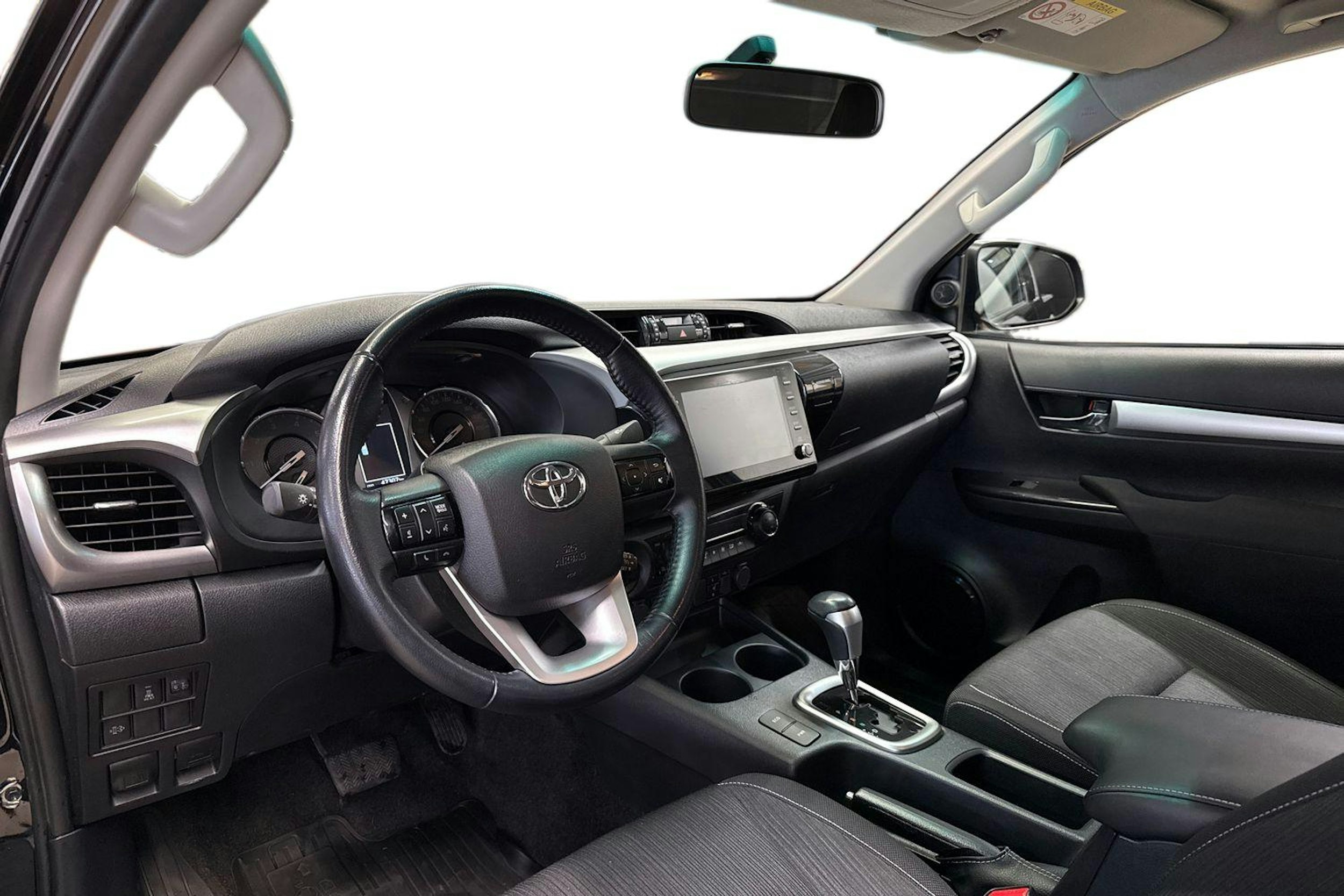 musta Toyota Hilux 2023 kuva 6.