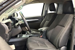 musta Toyota Hilux 2023 kuva 7.