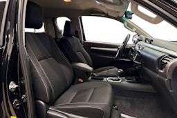 musta Toyota Hilux 2023 kuva 8.