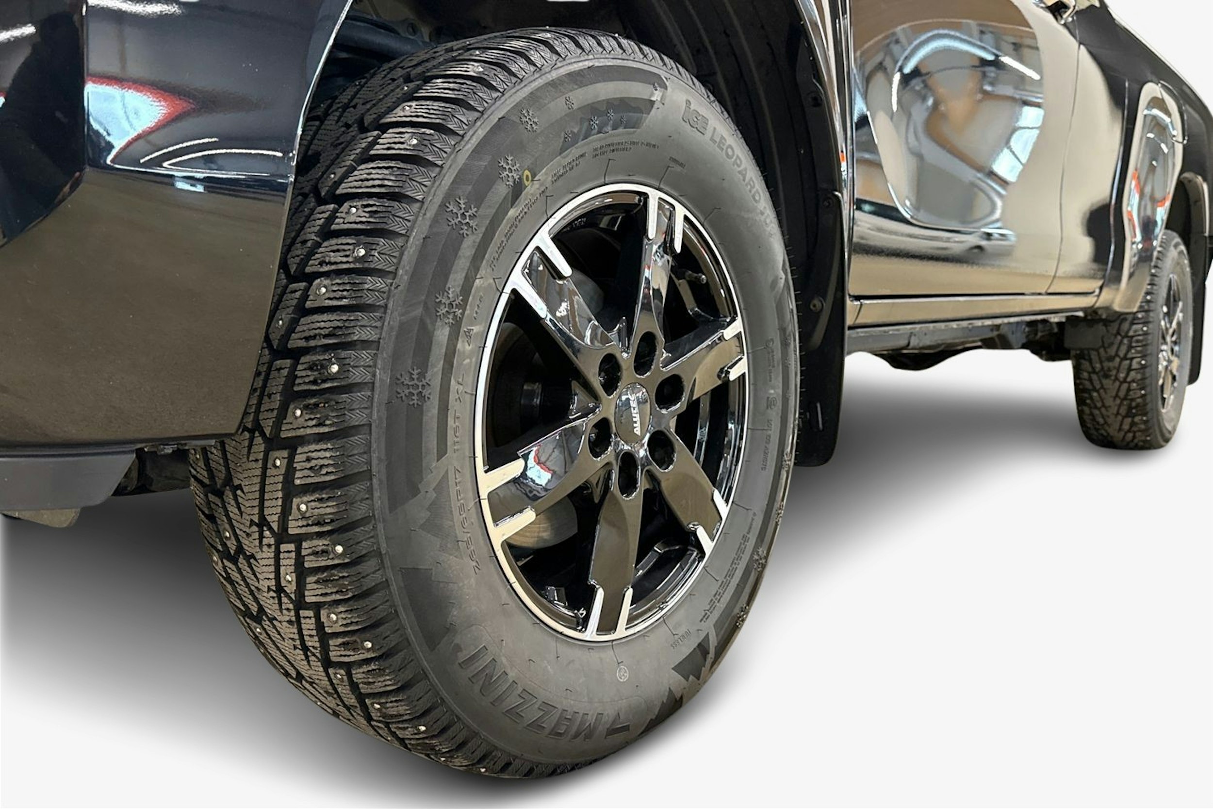 musta Toyota Hilux 2023 kuva 9.