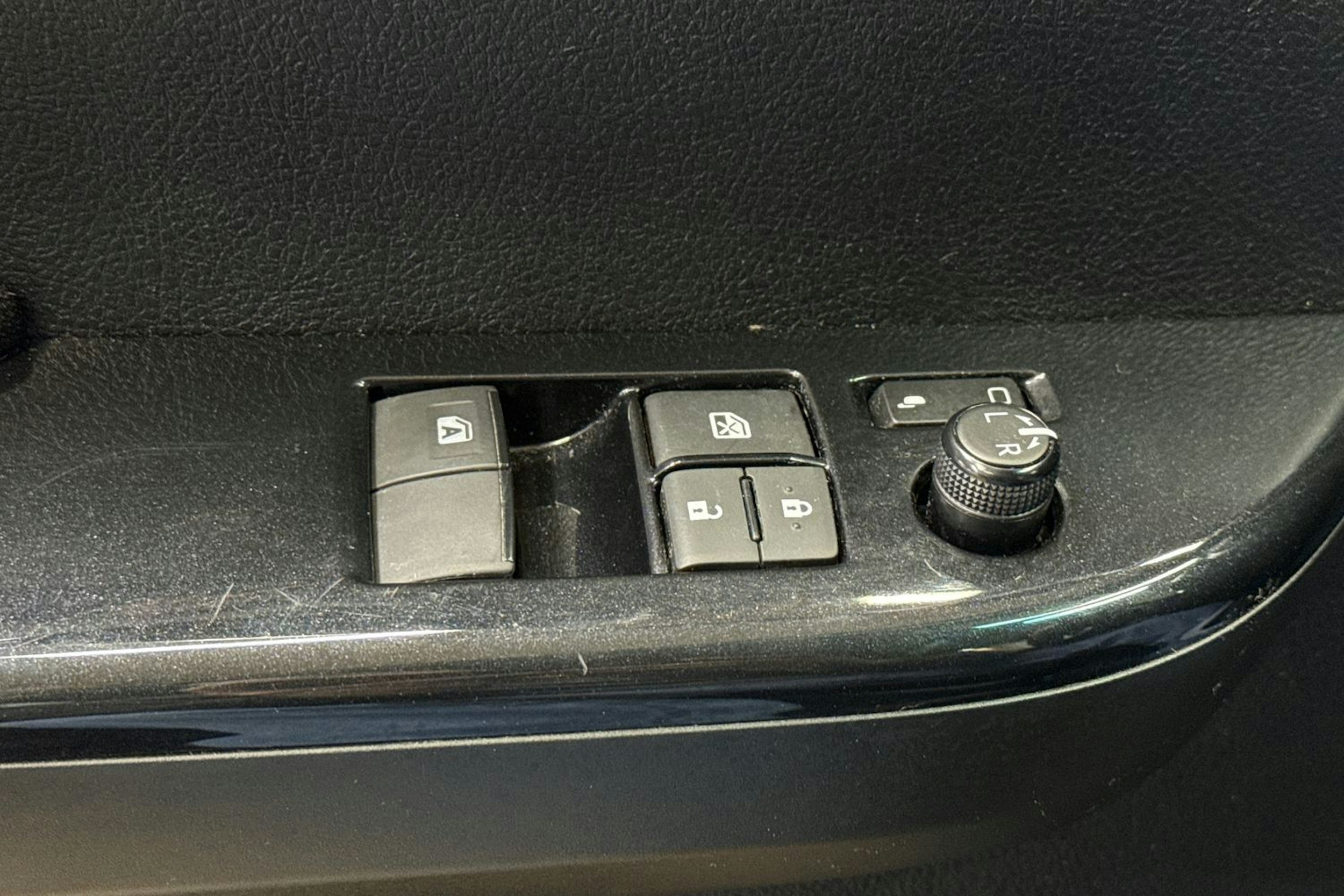 musta Toyota Hilux 2023 kuva 10.