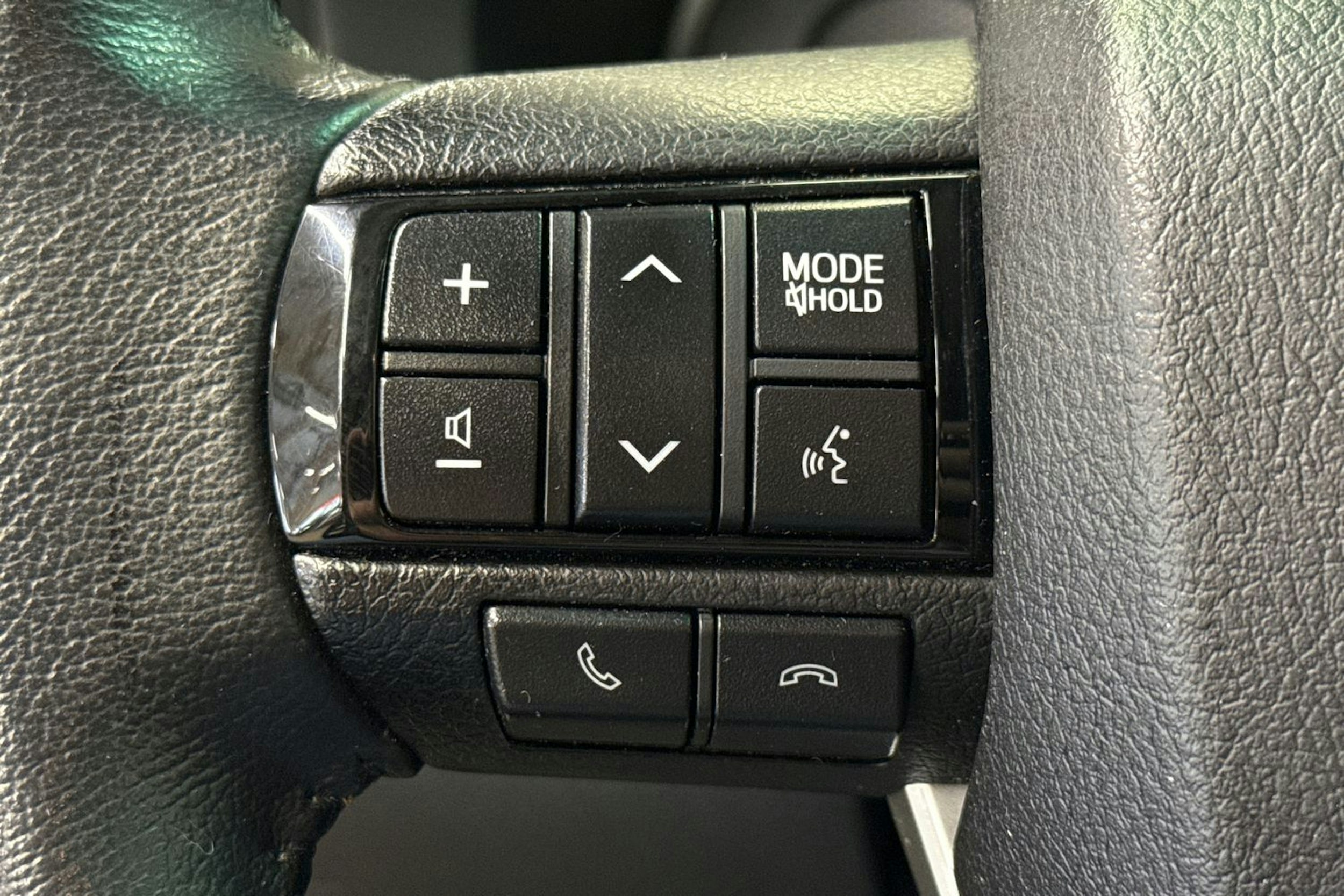 musta Toyota Hilux 2023 kuva 12.