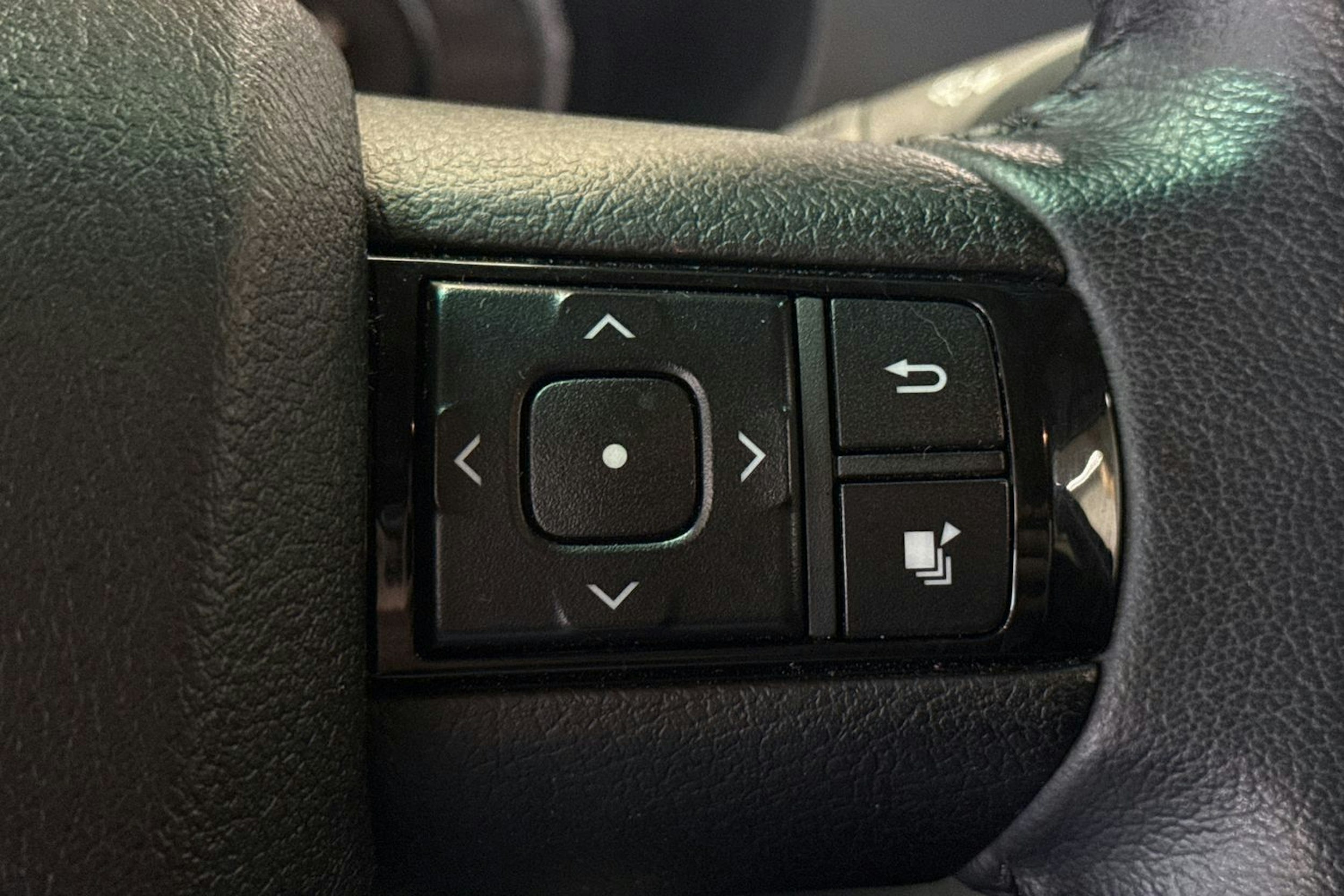 musta Toyota Hilux 2023 kuva 13.