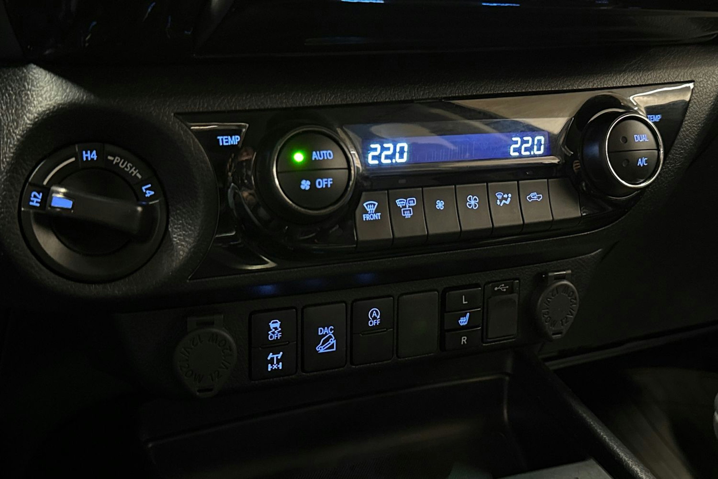 musta Toyota Hilux 2023 kuva 18.