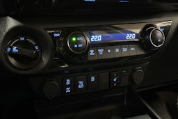 musta Toyota Hilux 2023 kuva 18.