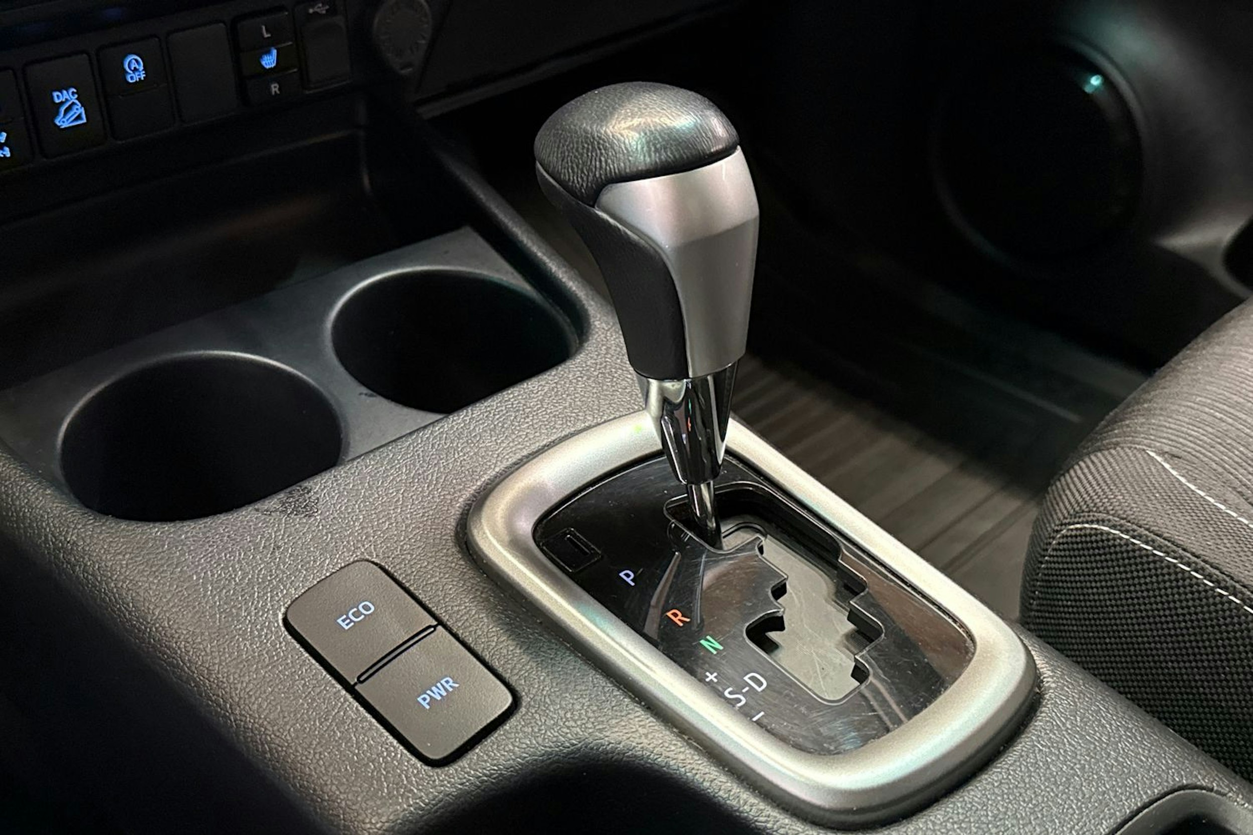 musta Toyota Hilux 2023 kuva 19.