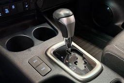 musta Toyota Hilux 2023 kuva 19.