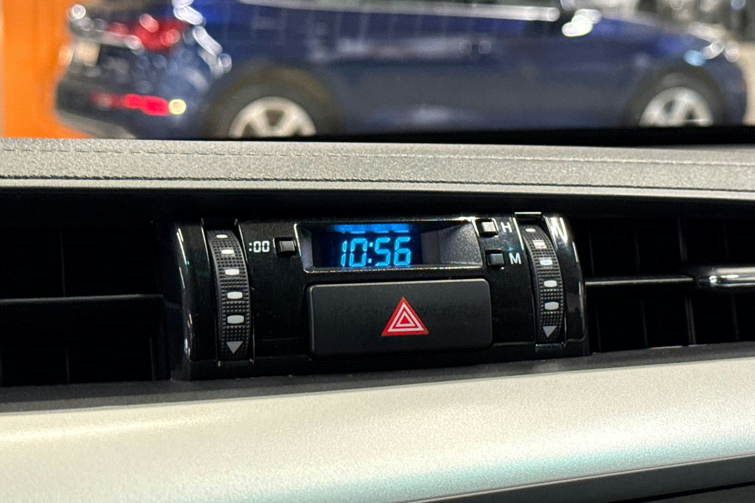 musta Toyota Hilux 2023 kuva 20.