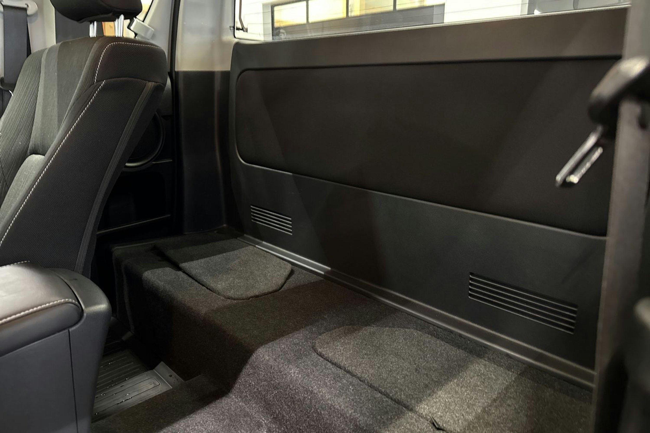 musta Toyota Hilux 2023 kuva 22.