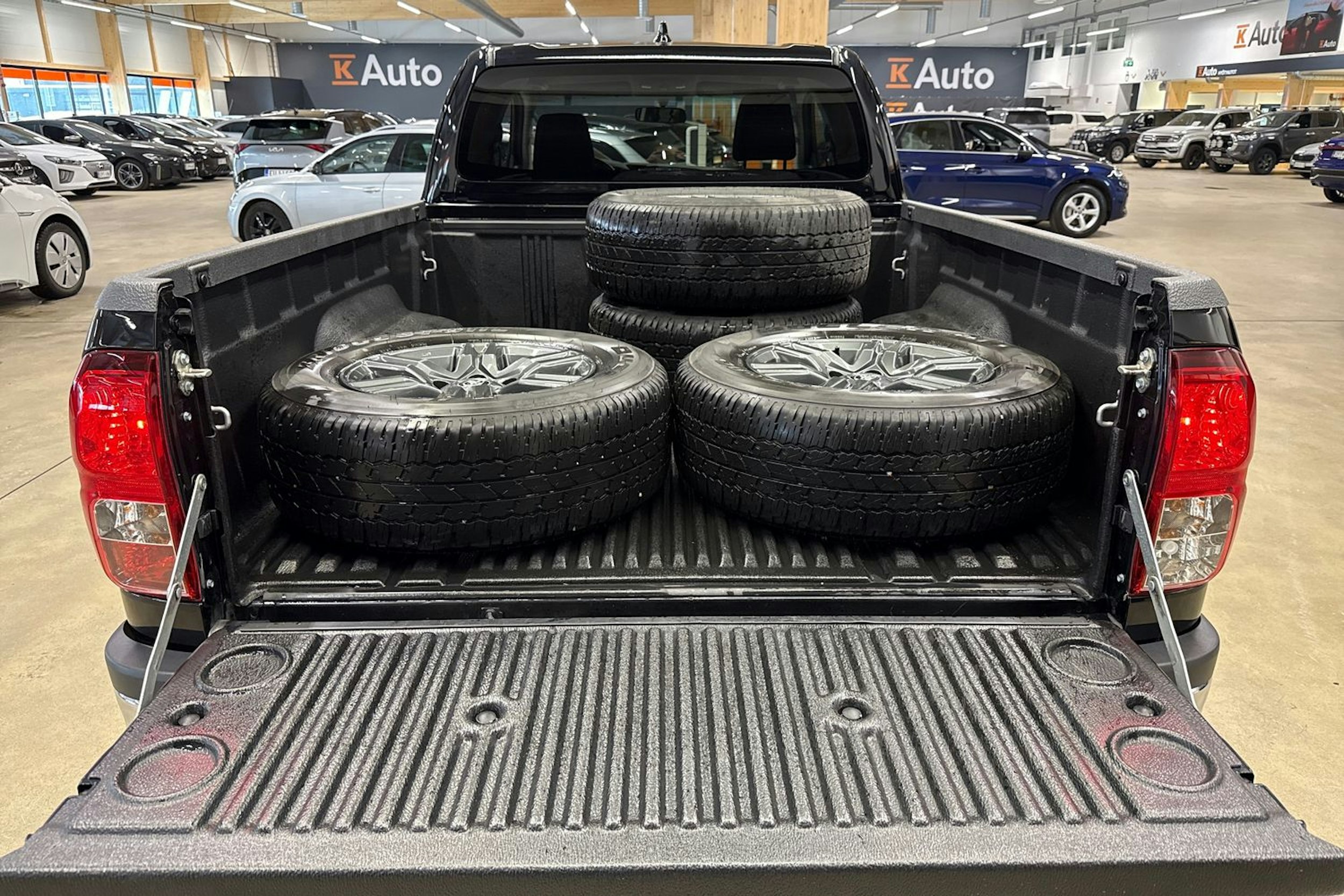 musta Toyota Hilux 2023 kuva 23.