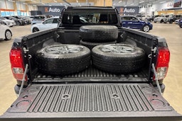 musta Toyota Hilux 2023 kuva 23.