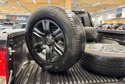 musta Toyota Hilux 2023 kuva 24.