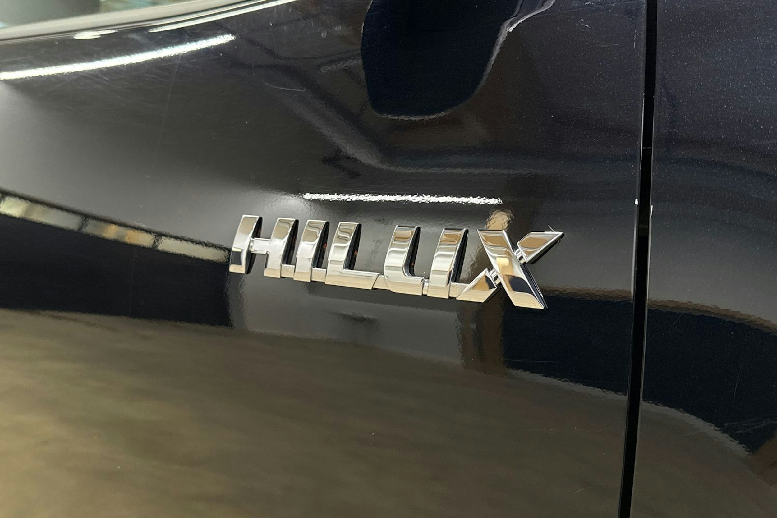 musta Toyota Hilux 2023 kuva 27.