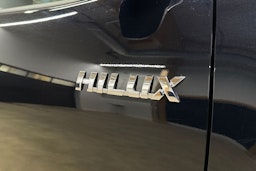 musta Toyota Hilux 2023 kuva 27.