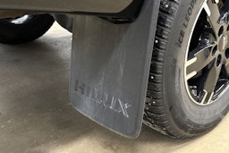 musta Toyota Hilux 2023 kuva 28.