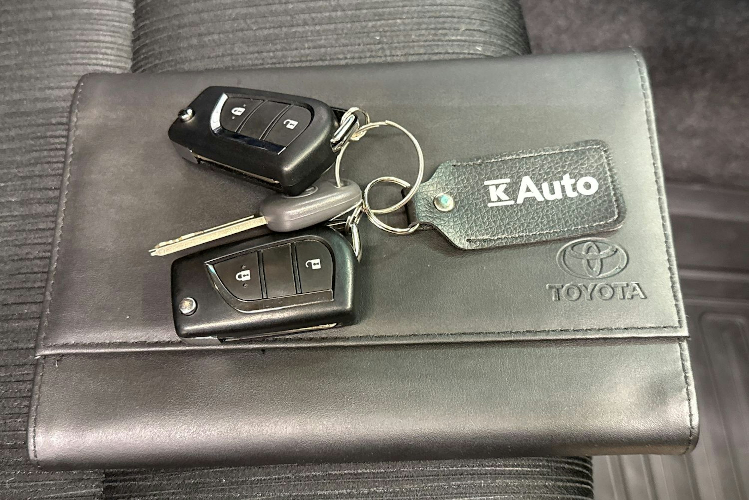 musta Toyota Hilux 2023 kuva 29.