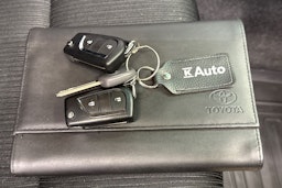 musta Toyota Hilux 2023 kuva 29.