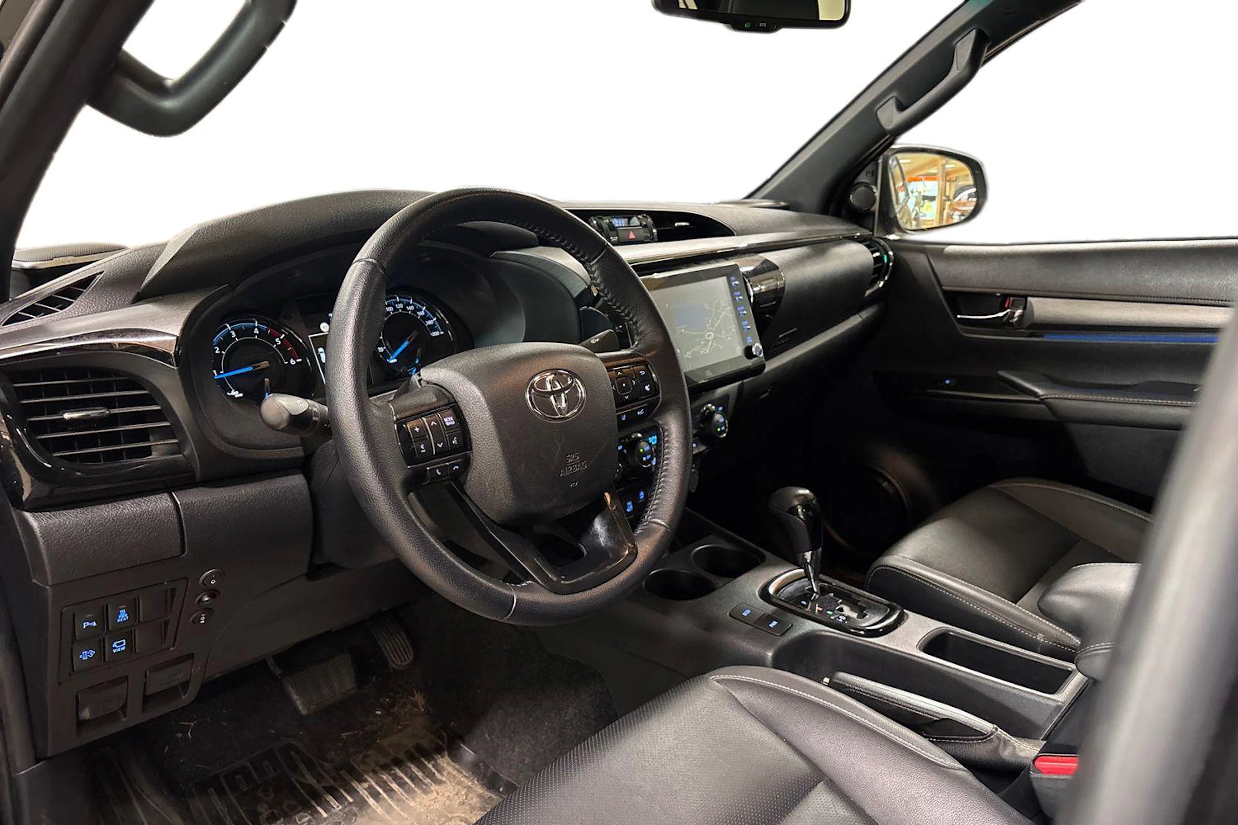 musta Toyota Hilux 2023 kuva 3.