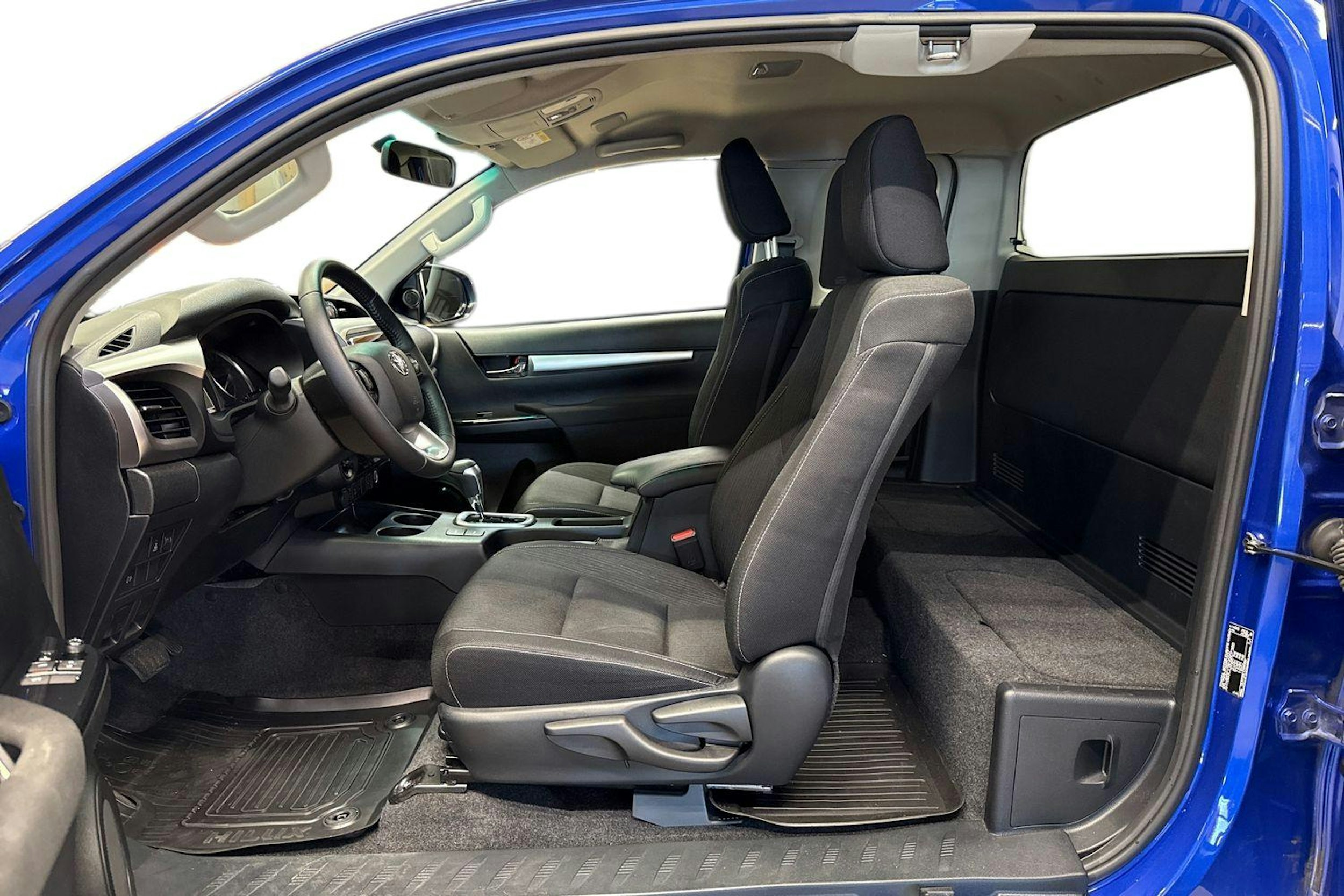 sininen Toyota Hilux 2023 kuva 7.
