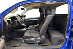 sininen Toyota Hilux 2023 kuva 7.