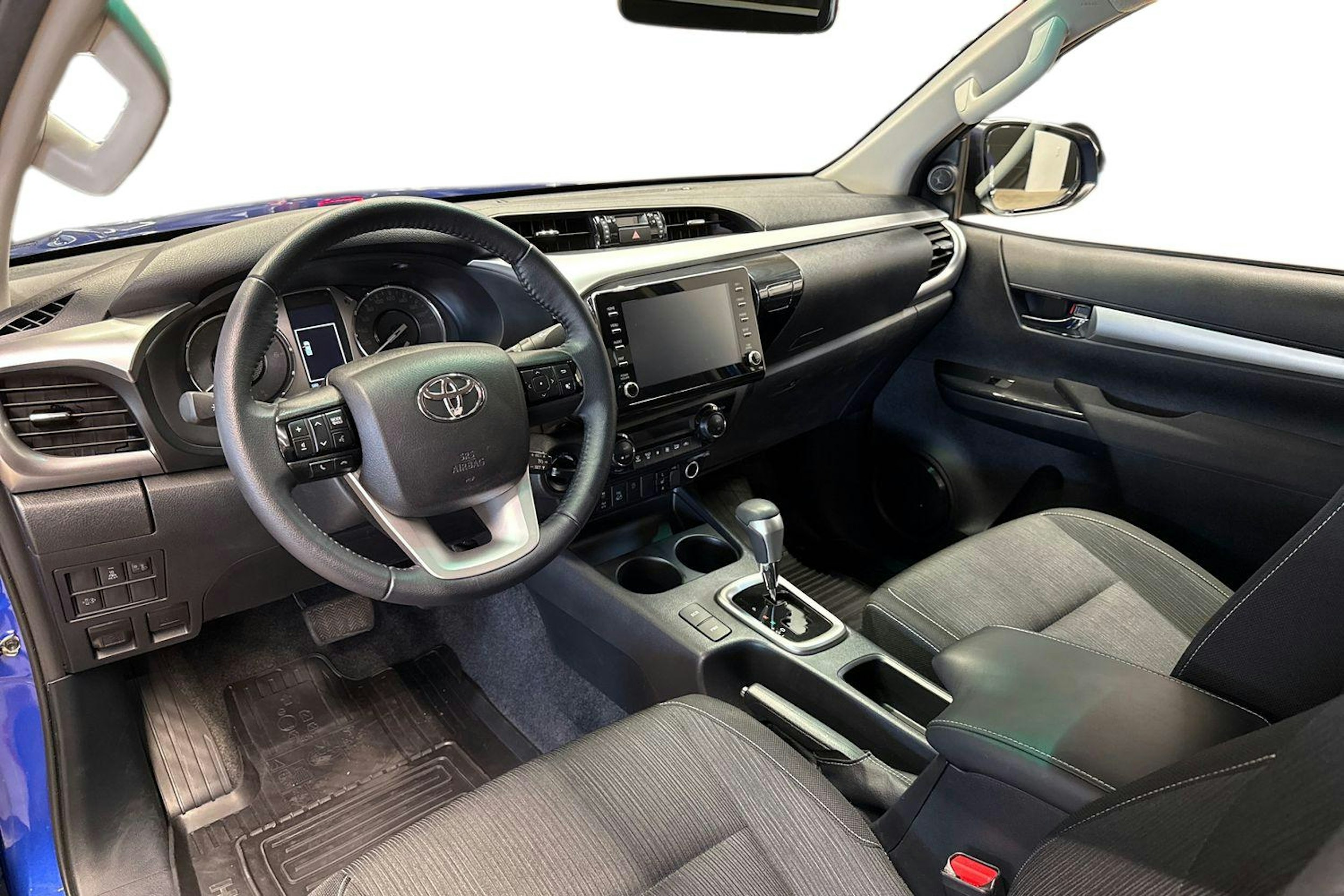 sininen Toyota Hilux 2023 kuva 9.