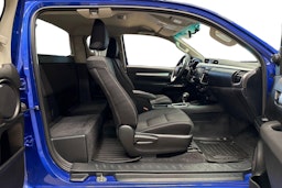 sininen Toyota Hilux 2023 kuva 10.