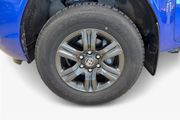 sininen Toyota Hilux 2023 kuva 11.