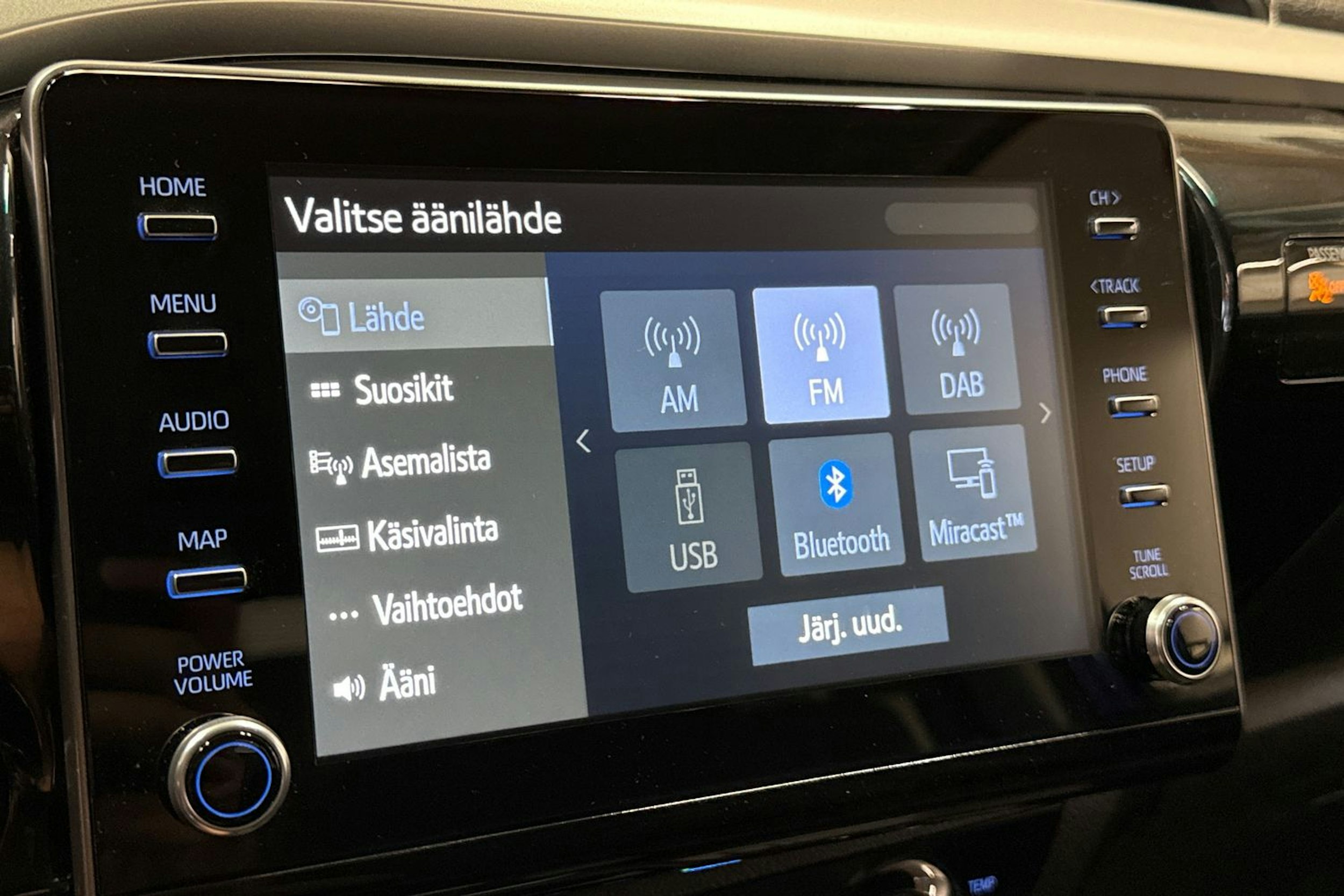 sininen Toyota Hilux 2023 kuva 19.