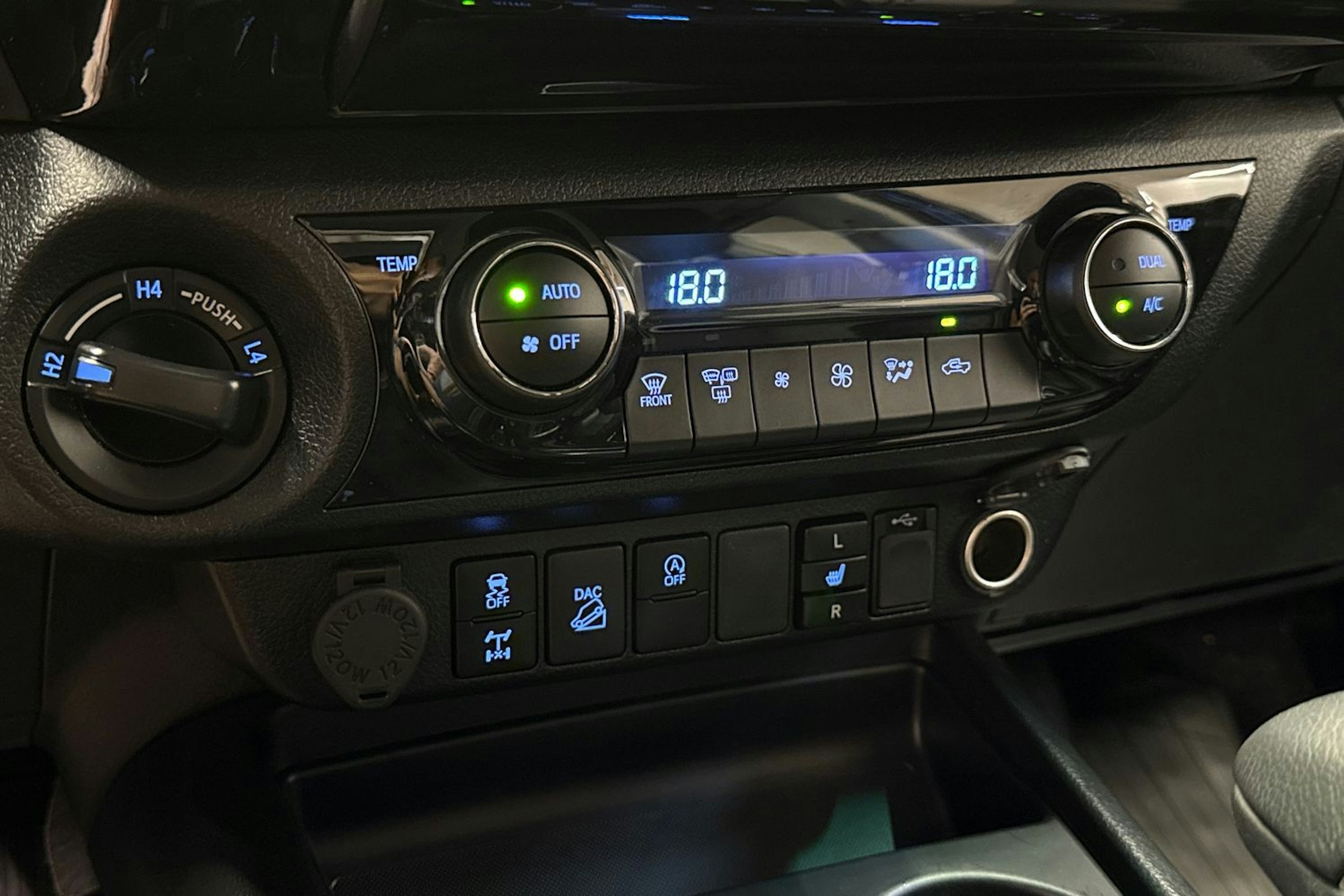 sininen Toyota Hilux 2023 kuva 21.