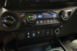 sininen Toyota Hilux 2023 kuva 21.