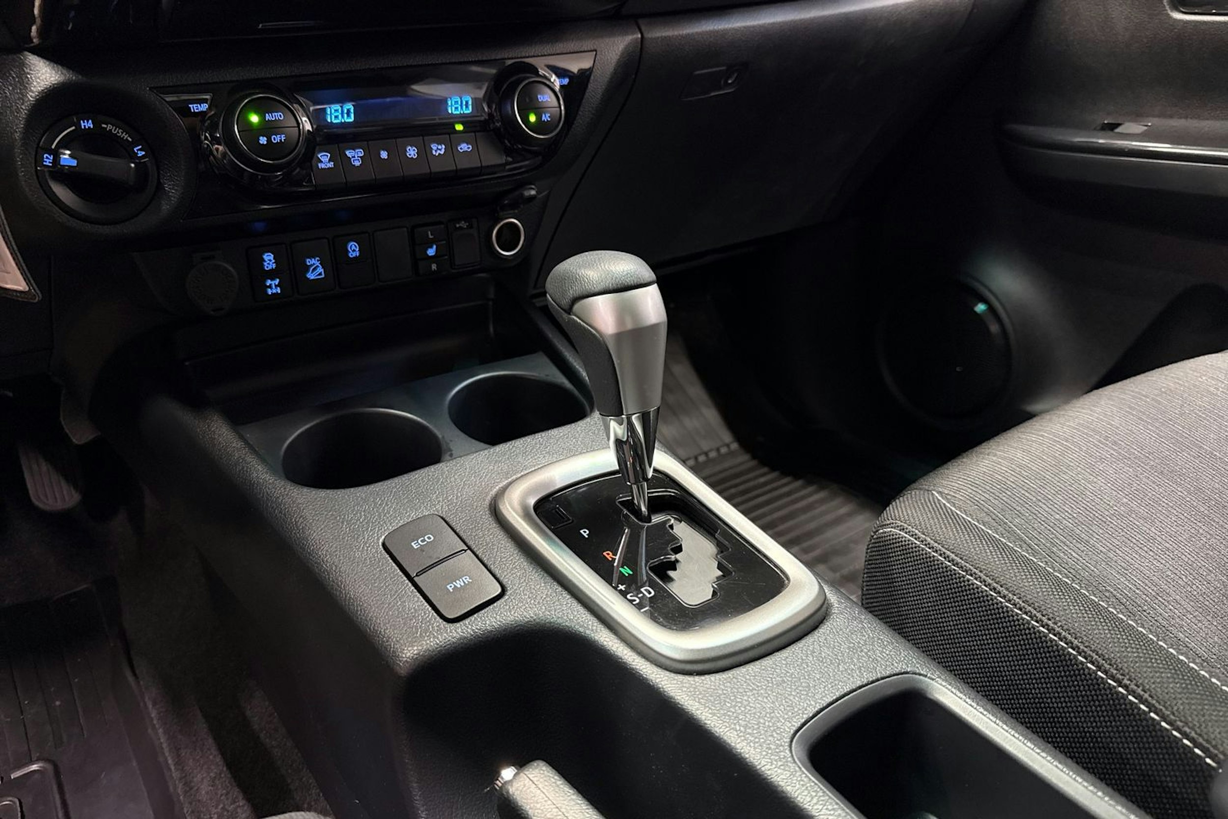 sininen Toyota Hilux 2023 kuva 22.