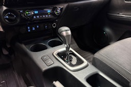 sininen Toyota Hilux 2023 kuva 22.