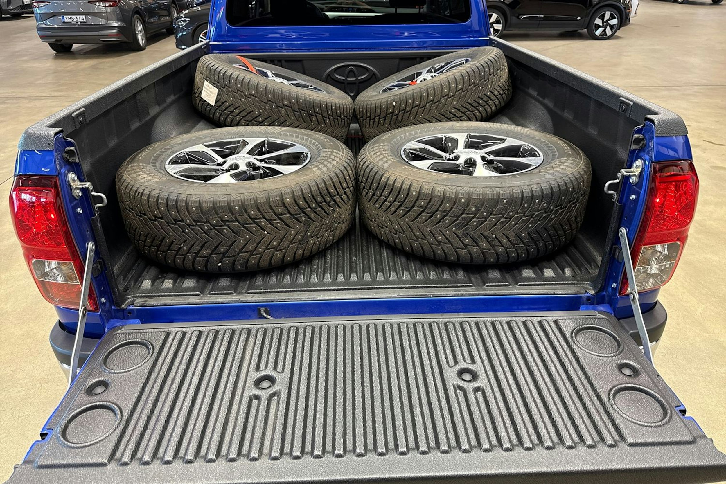 sininen Toyota Hilux 2023 kuva 23.