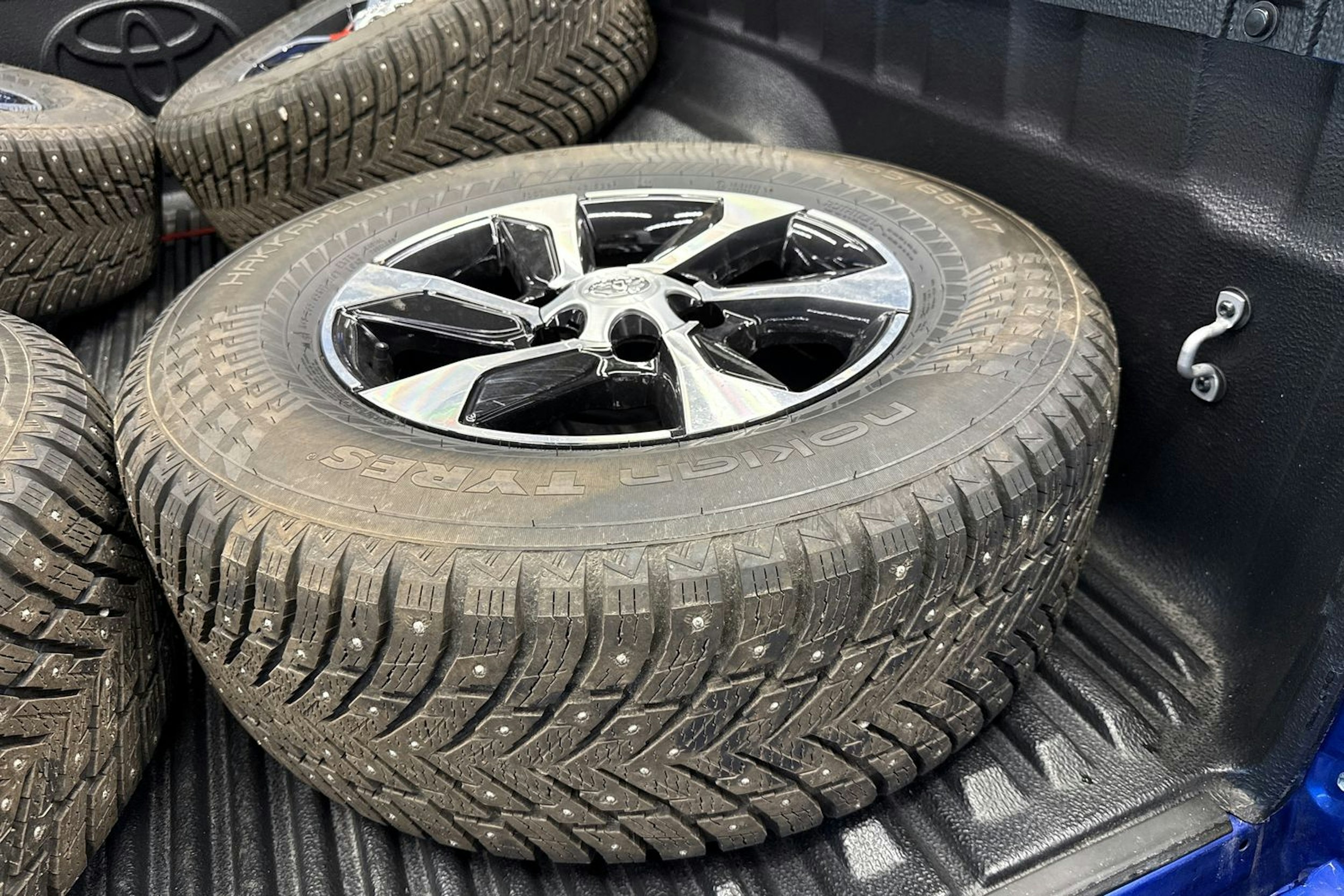 sininen Toyota Hilux 2023 kuva 24.
