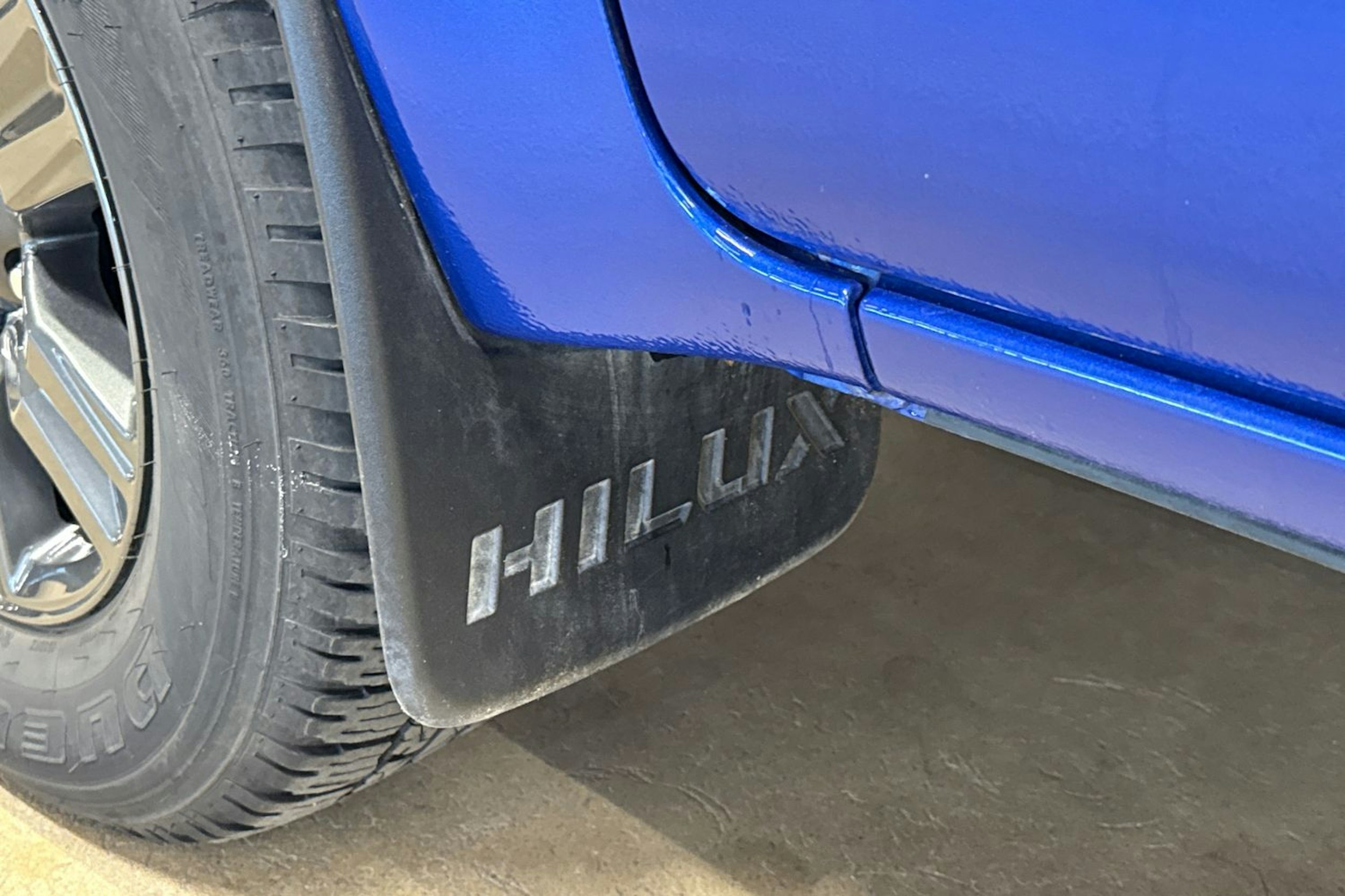 sininen Toyota Hilux 2023 kuva 25.
