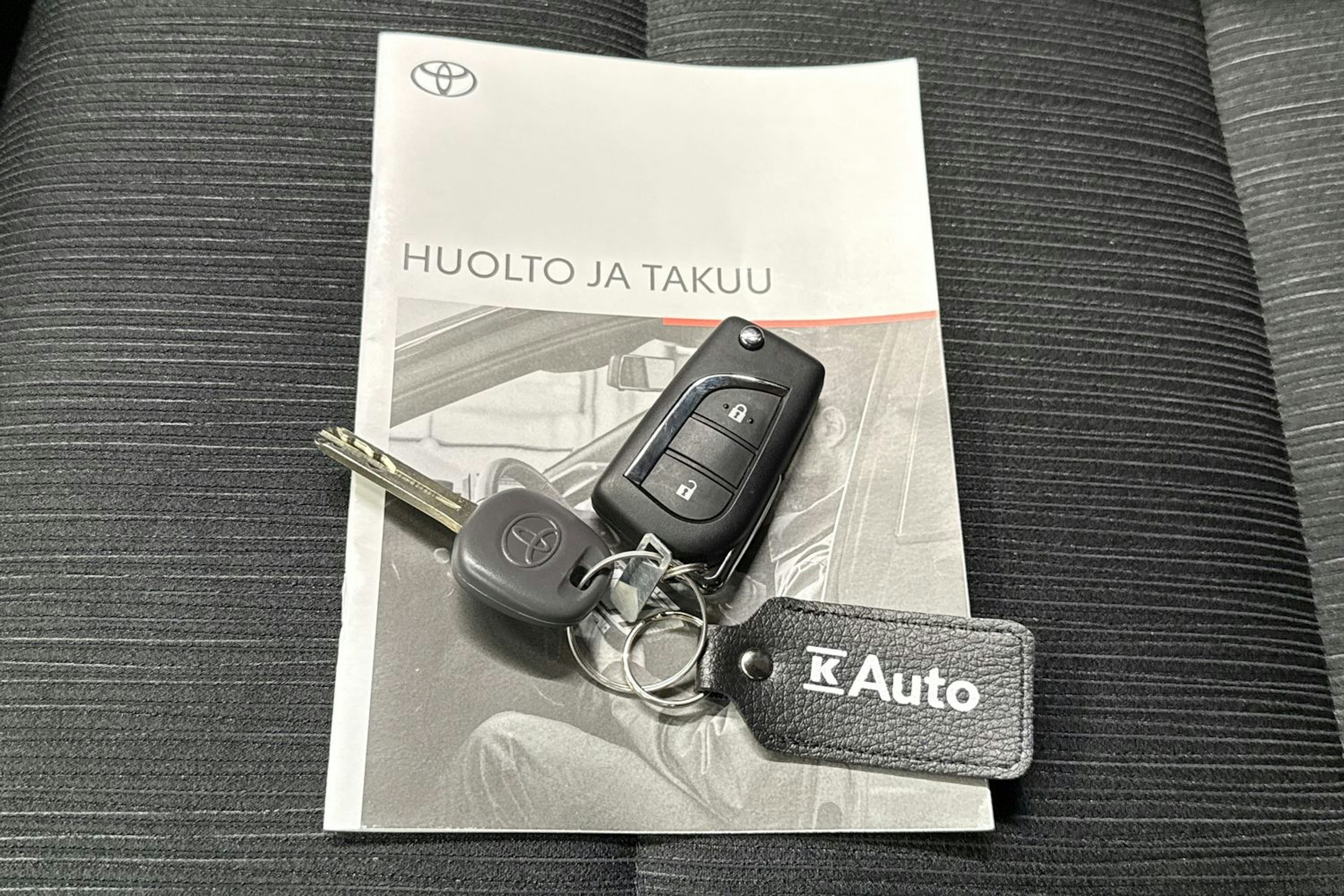 sininen Toyota Hilux 2023 kuva 26.