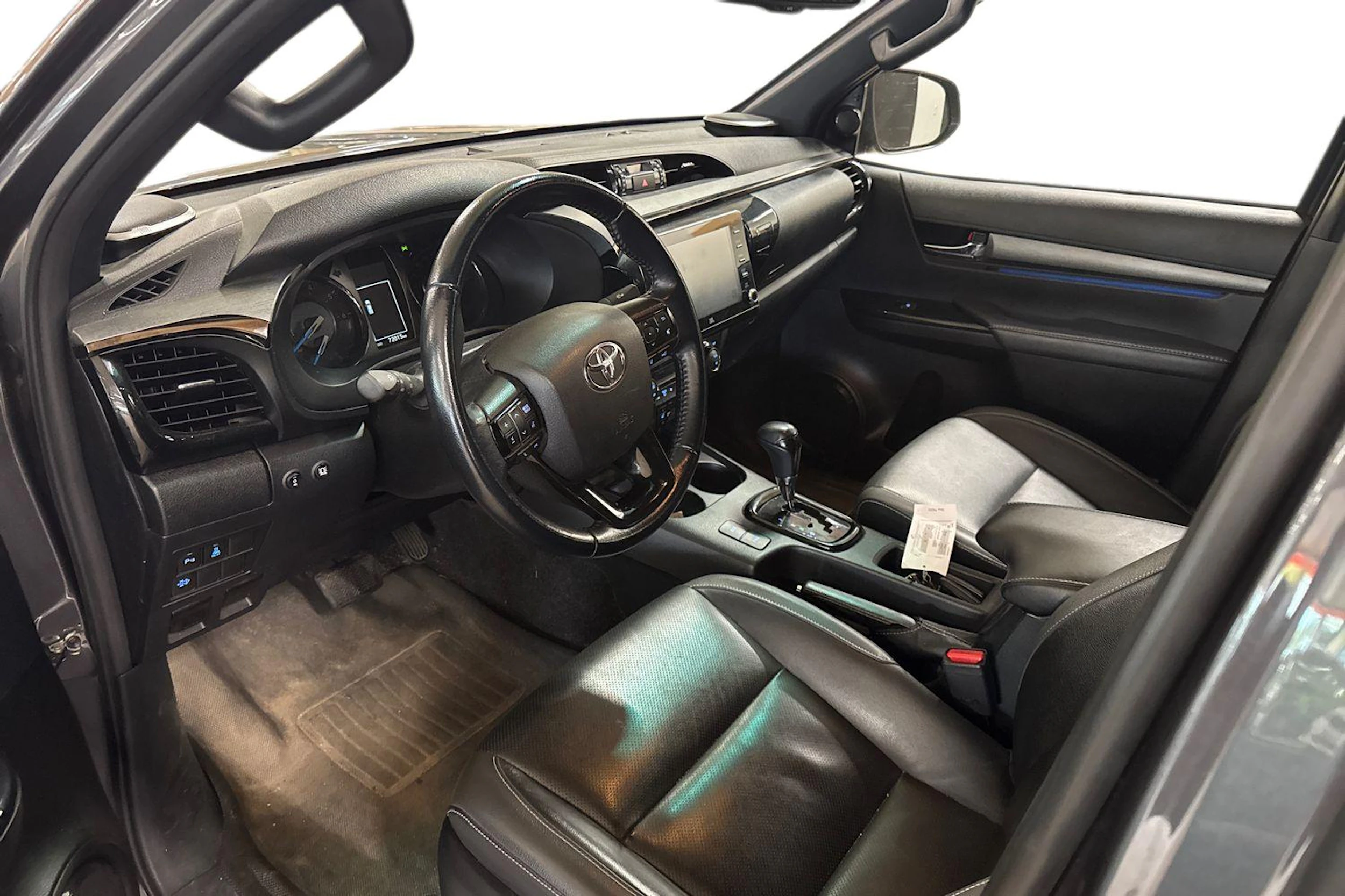 harmaa Toyota Hilux 2023 kuva 3.