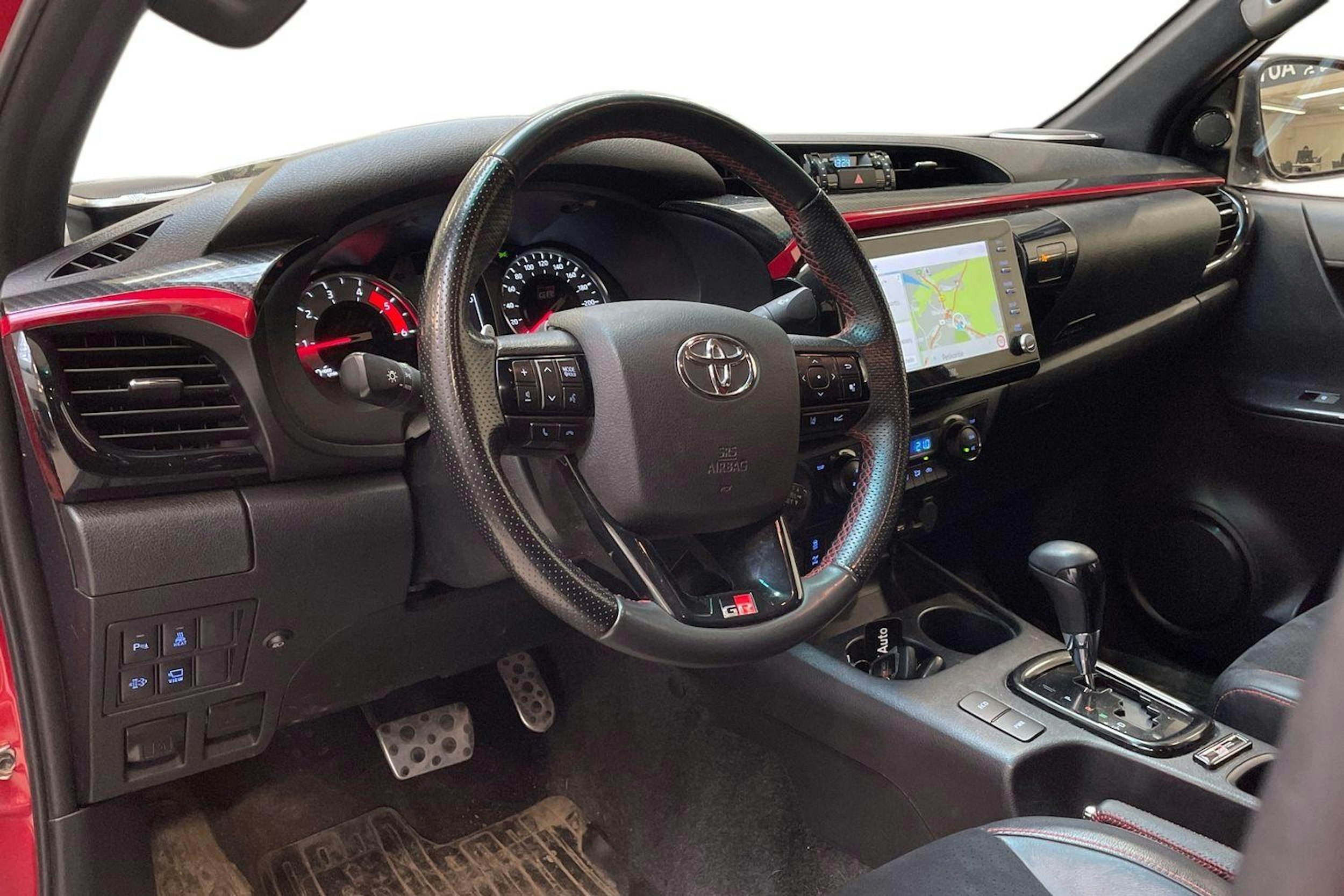 punainen Toyota Hilux 2023 kuva 3.