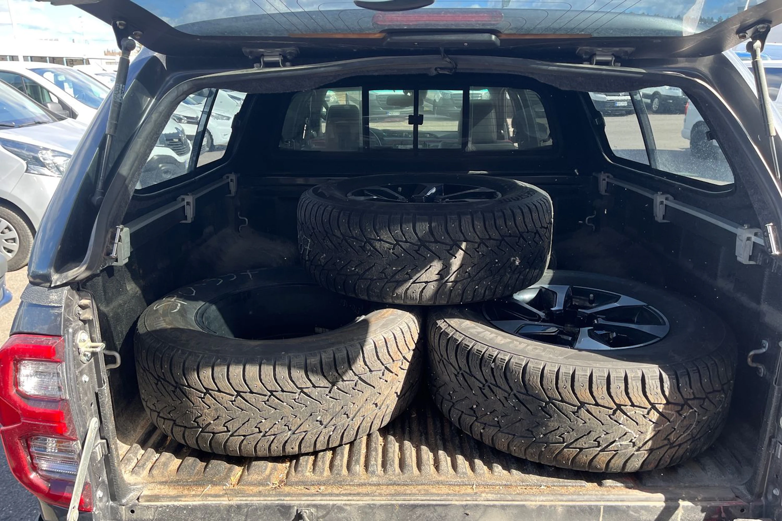 met. harmaa Toyota Hilux 2023 kuva 6.