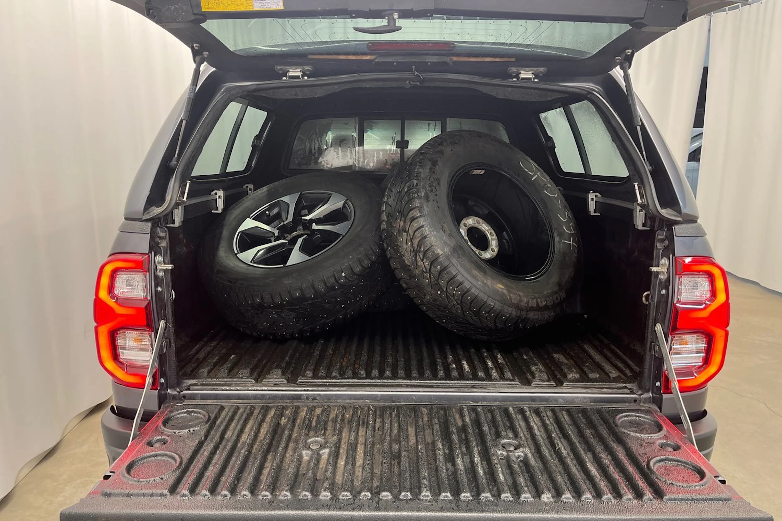 met. harmaa Toyota Hilux 2023 kuva 15.