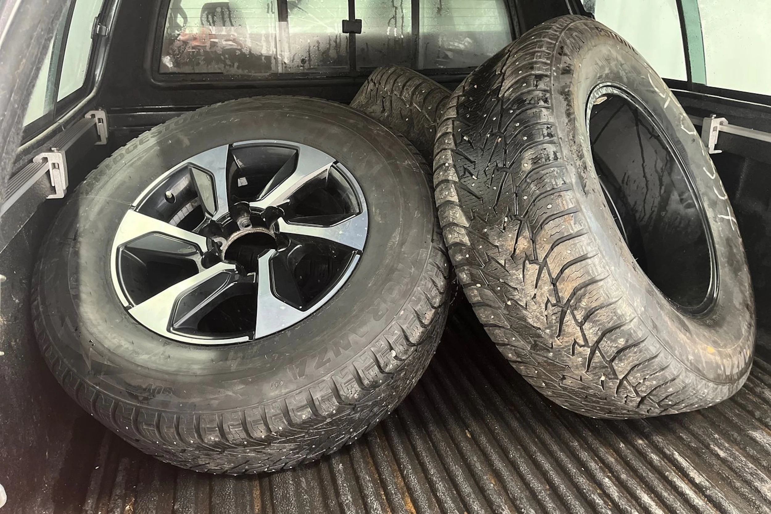 met. harmaa Toyota Hilux 2023 kuva 16.
