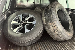 met. harmaa Toyota Hilux 2023 kuva 16.